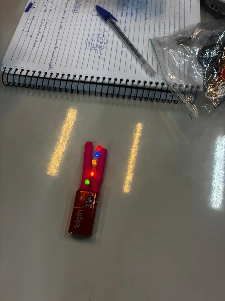 Aula prática de circuitos elétricos no Ensino Médio do SESI