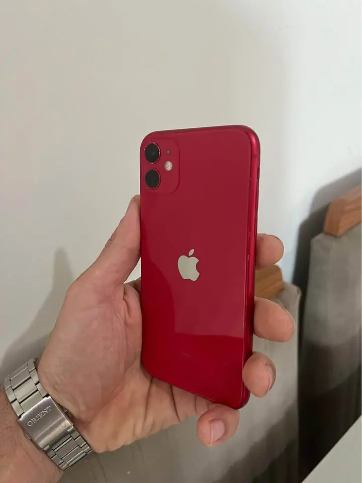 iPhone 11 128 GB com bateria 83% e Face ID