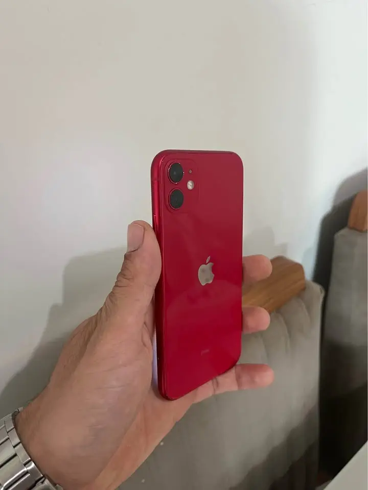 iPhone 11 128 GB com bateria 83% e Face ID