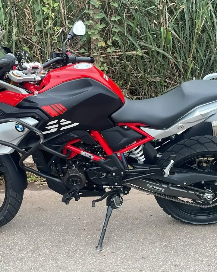 Acidente com motocicletas fere dois jovens na MG-050