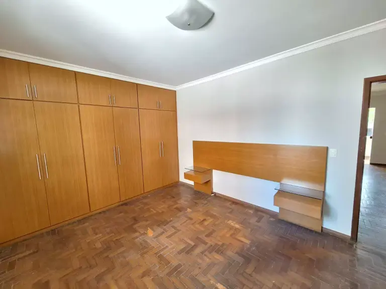 Casa para aluguel — 3 quartos, 1 suíte, no Centro