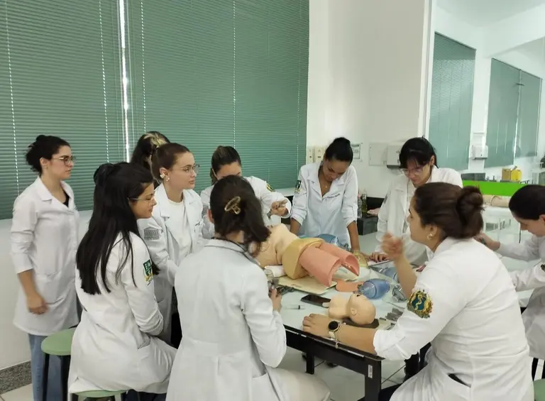 Medicina UIT | Simulação prática de cirurgia e RCP
