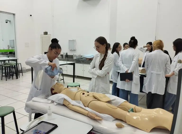 Medicina UIT | Simulação prática de cirurgia e RCP