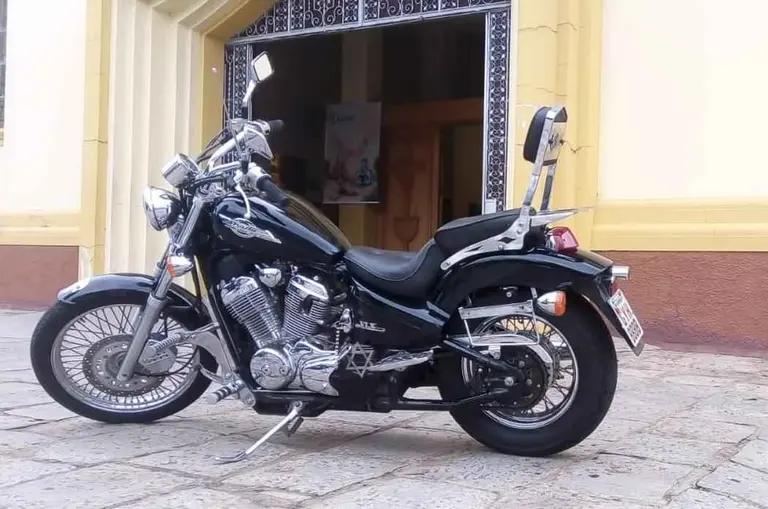 Honda Shadow 600 2001 — 45 mil km, com alforges