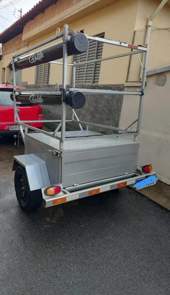 Carretinha nova com estrutura para caiaques e baú fechado