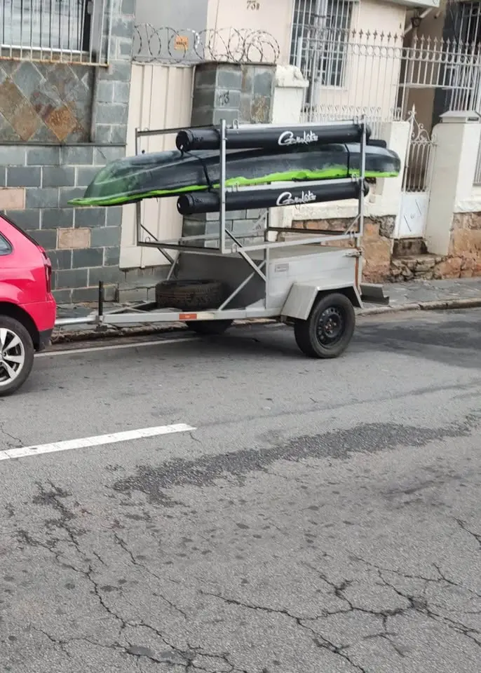 Carretinha nova com estrutura para caiaques e baú fechado