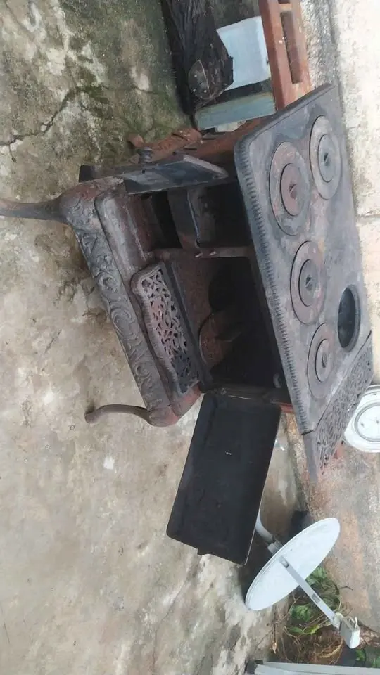 Fogão antigo à venda — peça de coleção