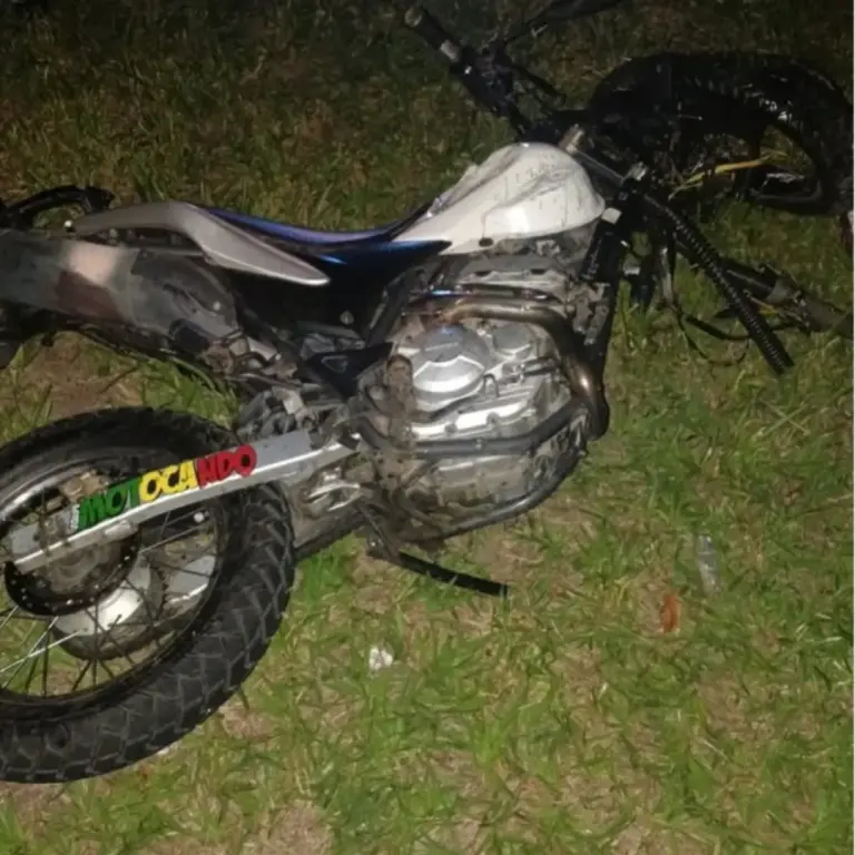 Jovem fica ferido em colisão entre moto e caminhão na MG-050
