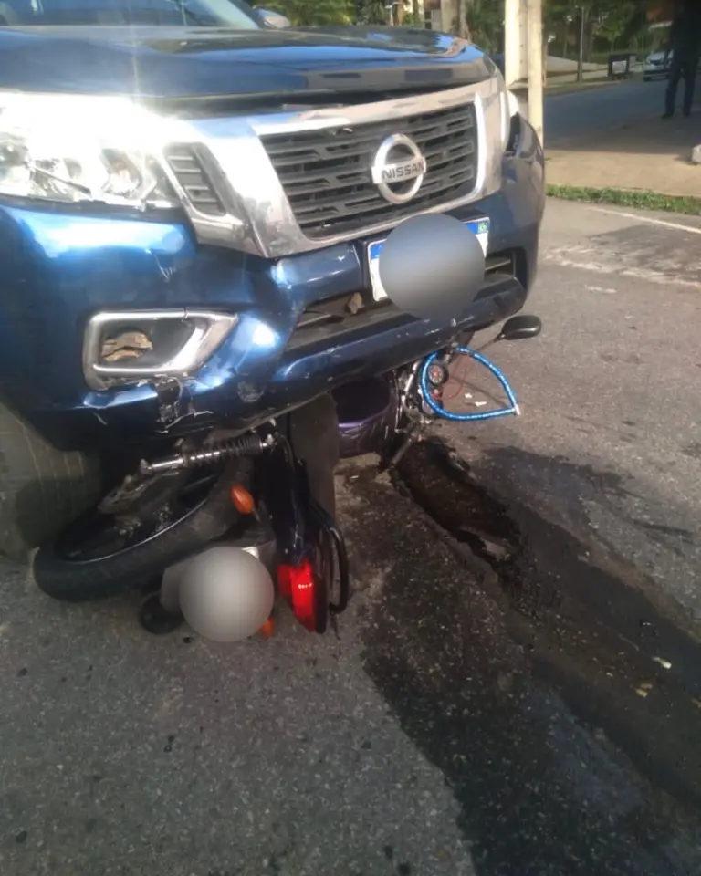 Acidente entre caminhonete e moto deixa motociclista ferido no bairro Lourdes