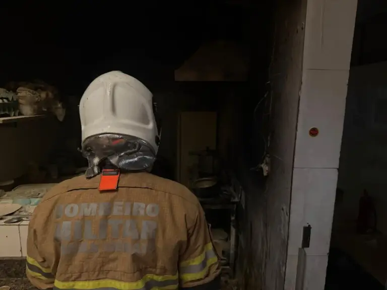 Incêndio em padaria no Centro de Divinópolis deixa uma pessoa ferida