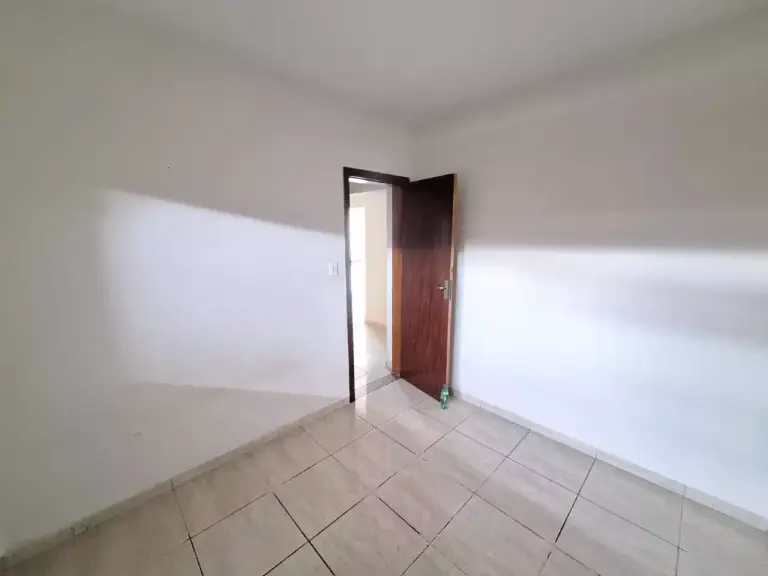 CASA 3 QUARTOS — Casa para alugar na Cidade Leonane