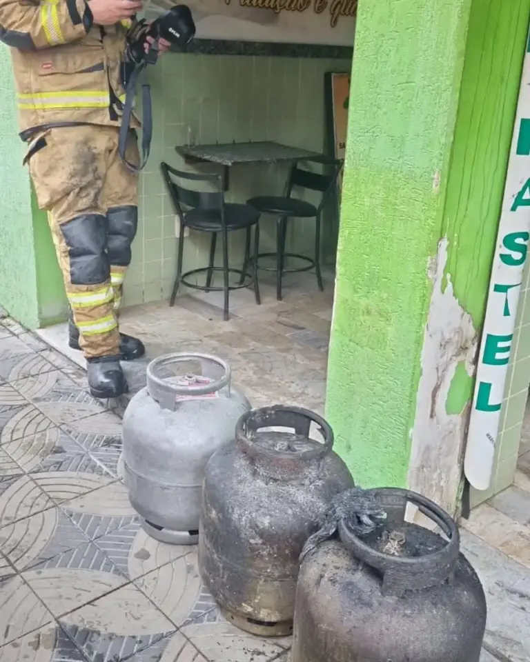 Incêndio em pastelaria no Centro de Itaúna deixa vítima com queimaduras