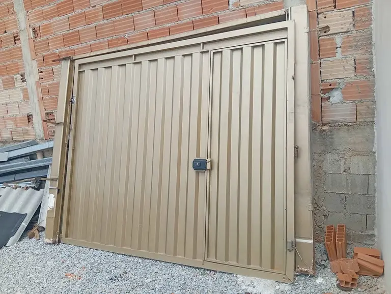 Portão praticamente novo à venda