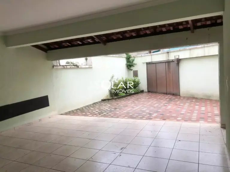 Casa para aluguel no bairro Centro — 3 quartos, 4 vagas