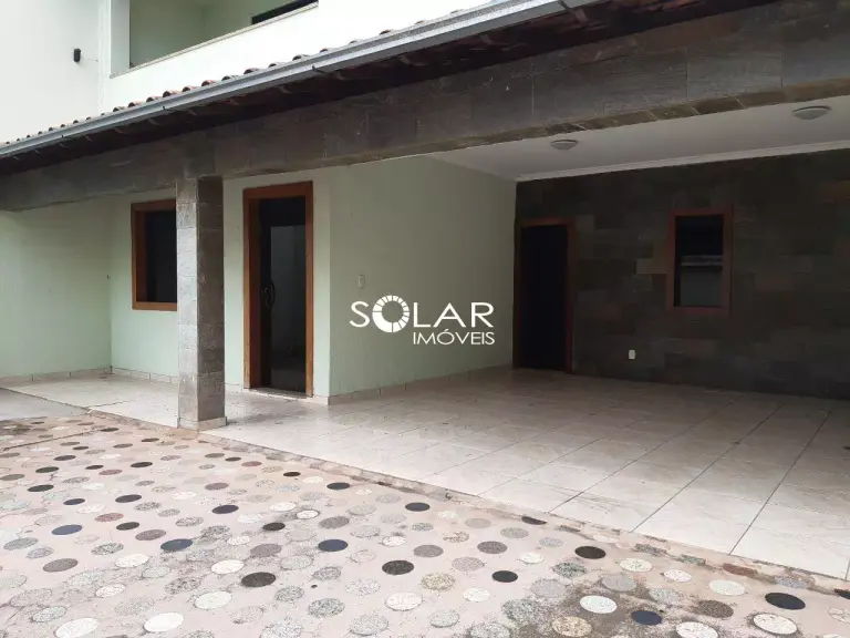 Casa para aluguel no bairro Centro — 3 quartos, 4 vagas