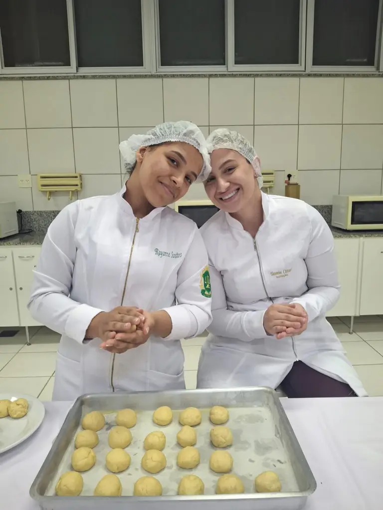 Alunos de Nutrição da UIT em aula prática de panificação
