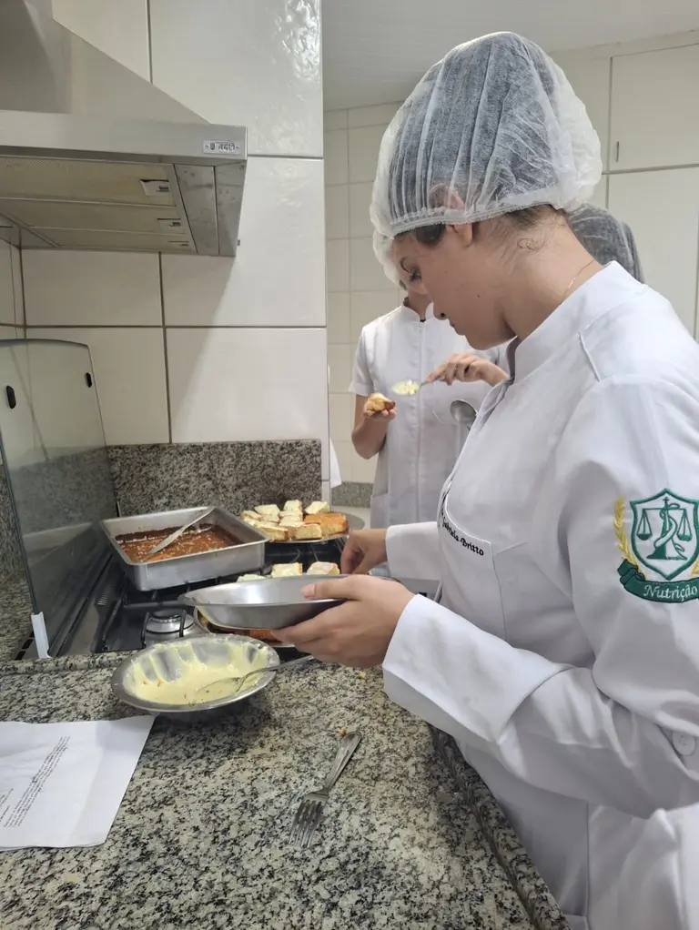 Alunos de Nutrição da UIT em aula prática de panificação