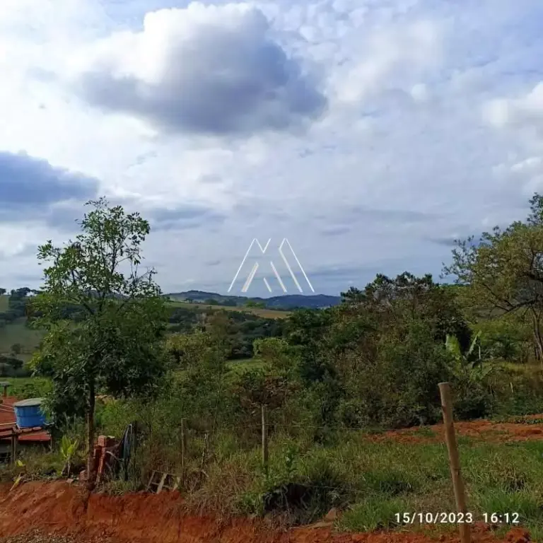Vendo chácara com 2 mil metros em área rural de Itaúna!