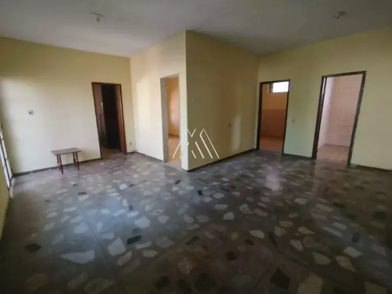 Vendo casa no Cerqueira Lima com amplo espaço!
