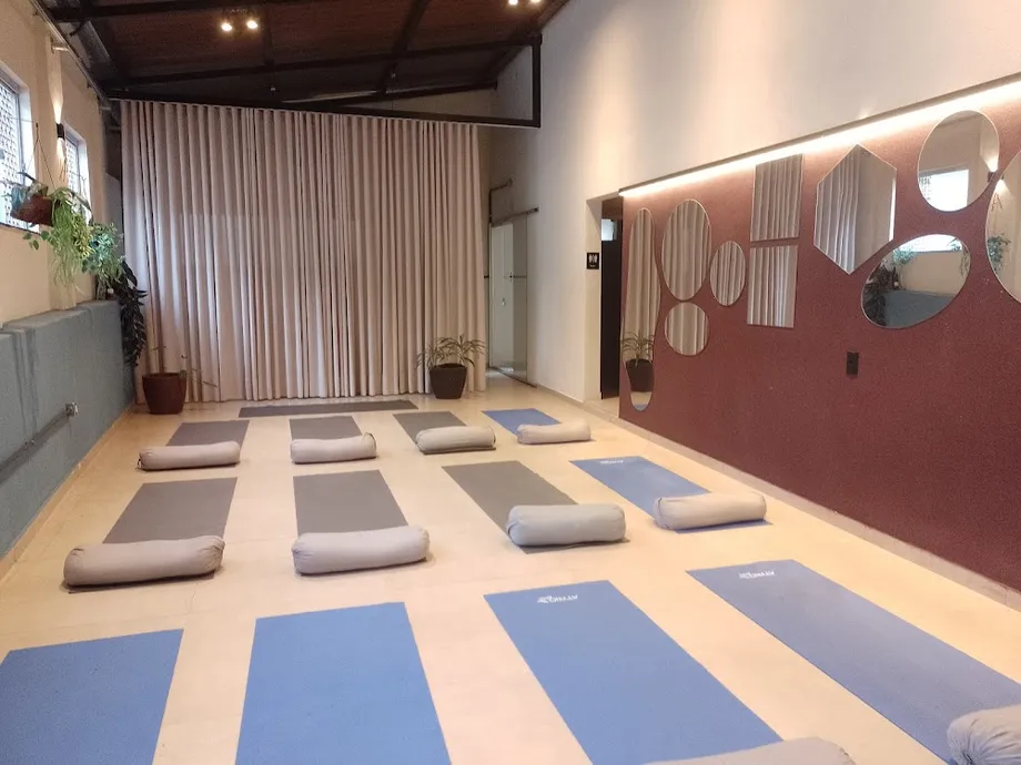 YOGA COM A FÁH