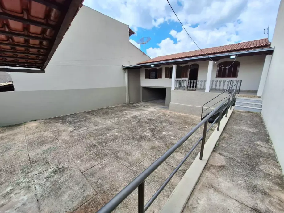 CASA AMPLA COM ÓTIMA LOCALIZAÇÃO