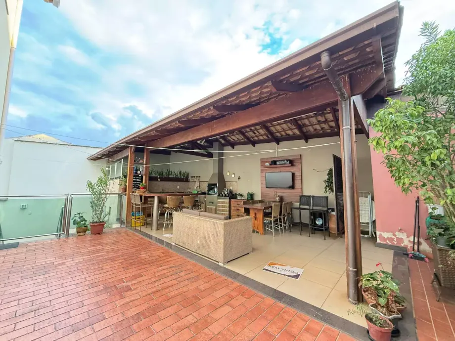 CASA à venda, 6 quartos, 1 suíte, 3 vagas, CENTRO