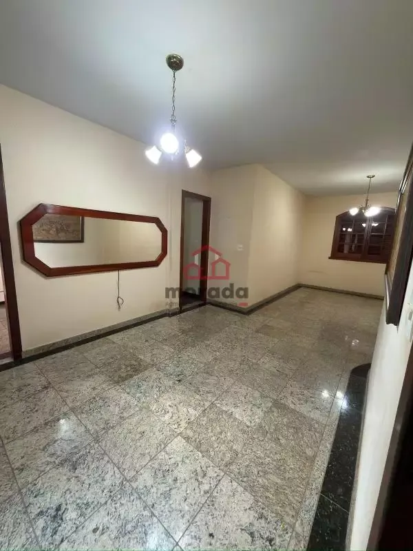 Casa residencial/comercial no Centro de Itaúna-MG (em frente CCAA) — 4 quartos, 1 suíte e 3 vagas