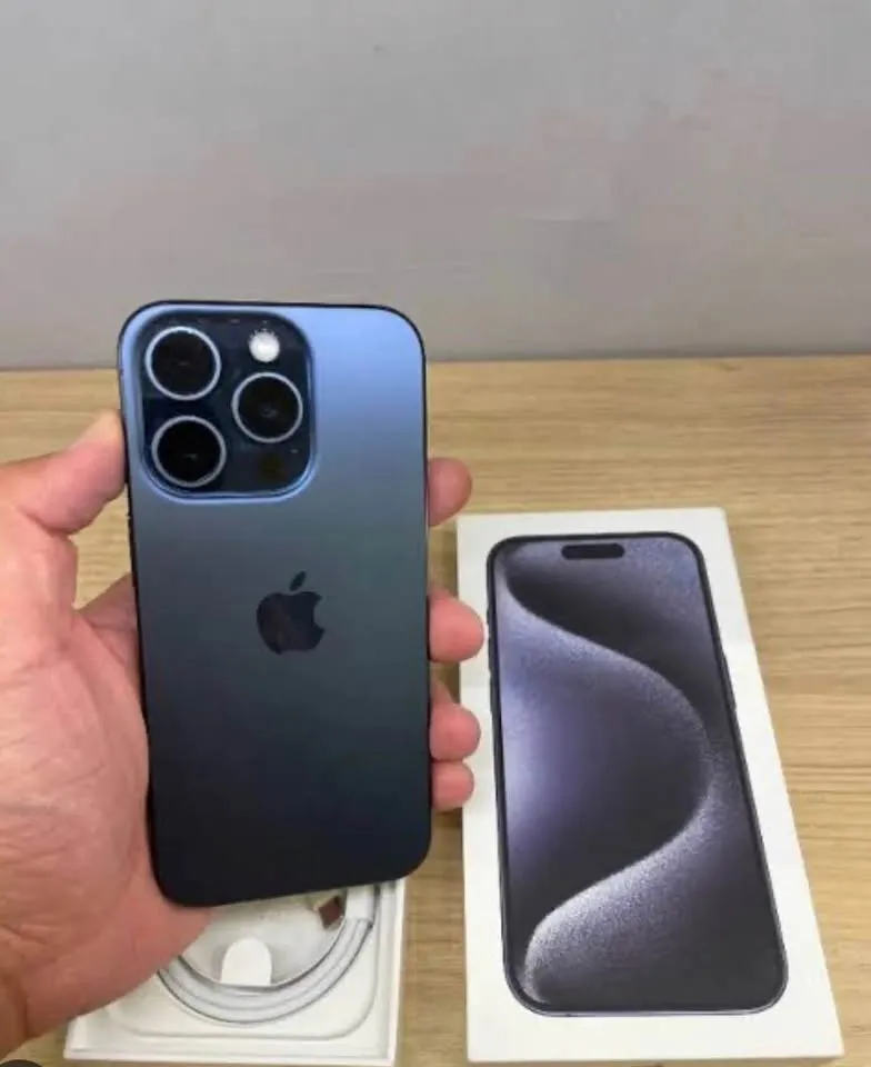 iPhone 15 Pro Max 256GB seminovo azul na caixa