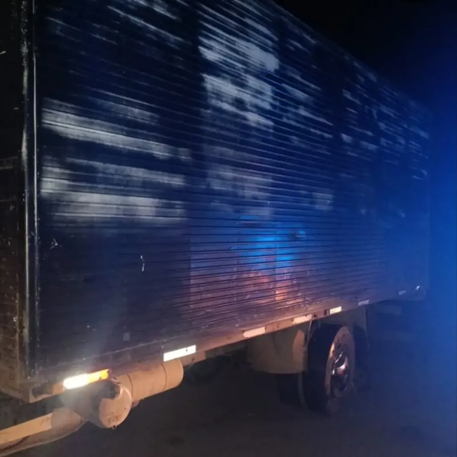Jovem fica ferido em colisão entre moto e caminhão na MG-050