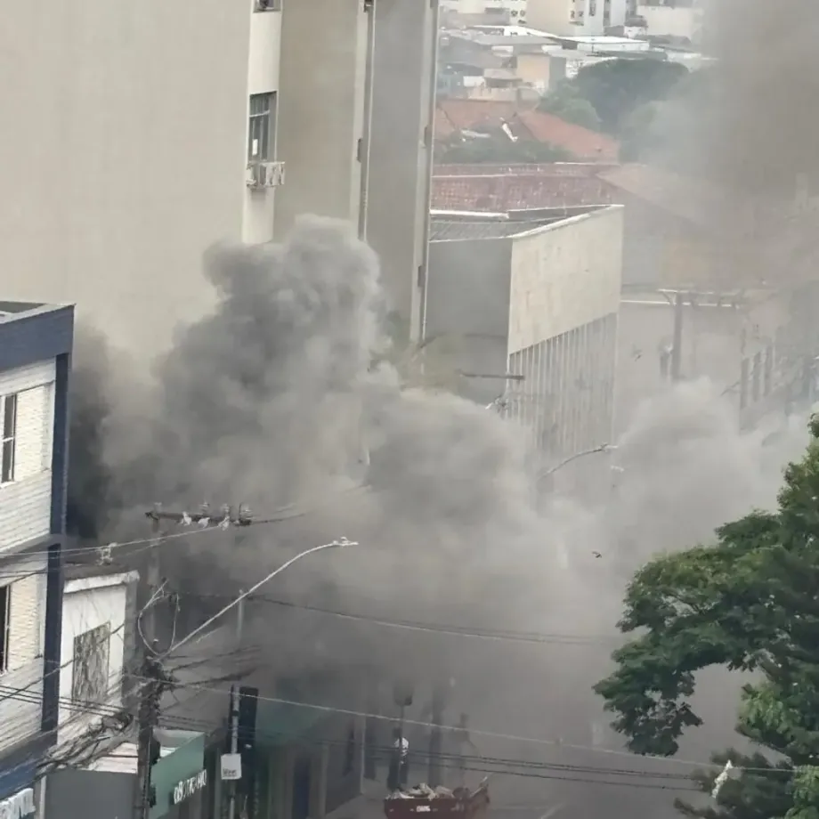 Incêndio atinge lanchonete no Centro de Itaúna