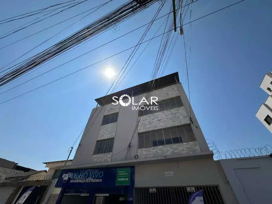 Prédio com 2 apartamentos e 1 loja à venda no Cerqueira Lima