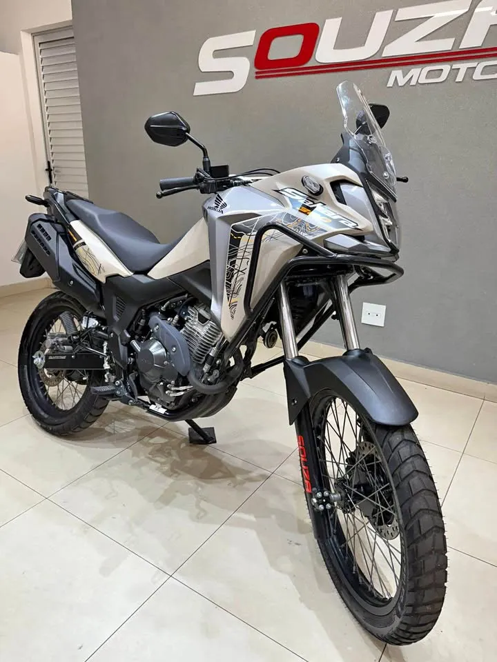 Honda XRE 2025 Sahara Adventure — 11 mil km, único dono