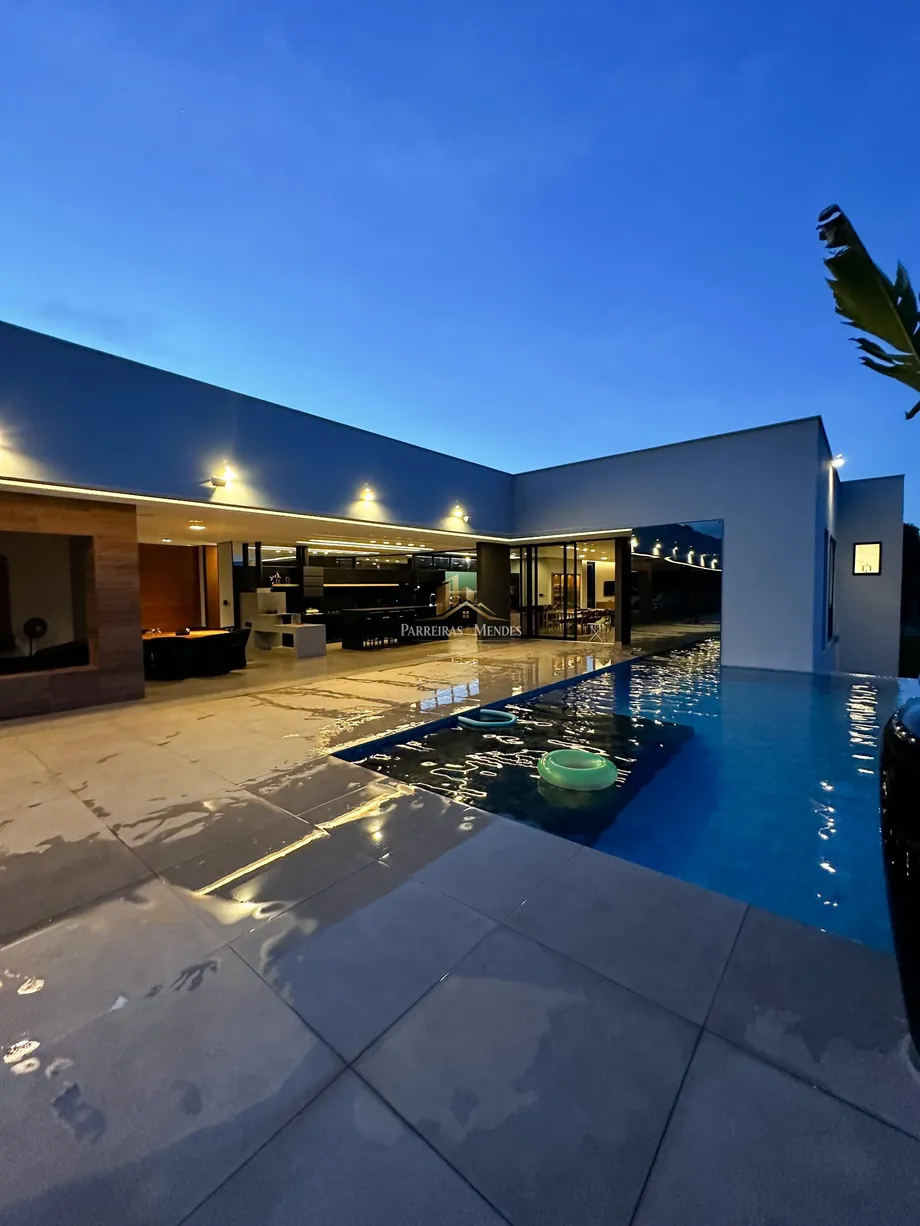 Casa 4 Quartos de Luxo à Venda em Condomínio