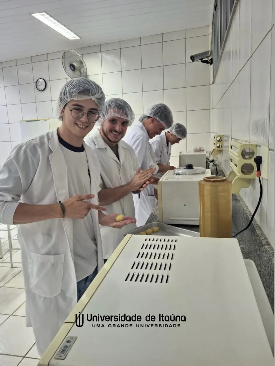 Alunos de Nutrição da UIT em aula prática de panificação