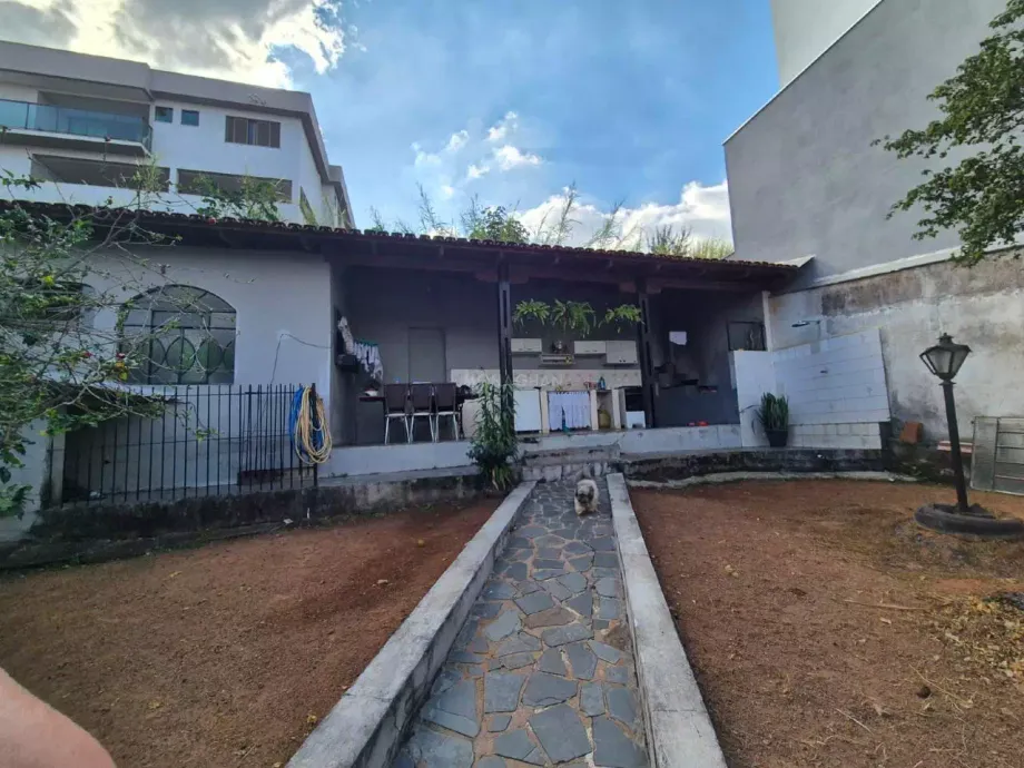Casa com excelente localização no Belvedere