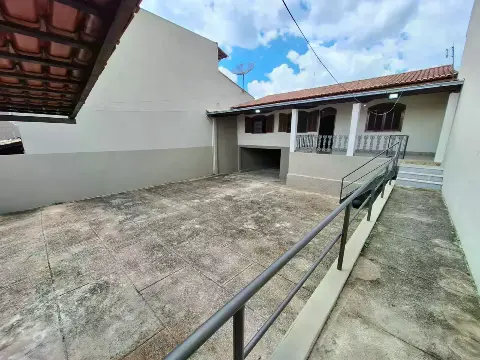 CASA AMPLA COM ÓTIMA LOCALIZAÇÃO