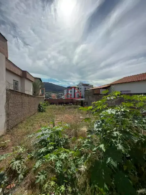 Lote 277 m² à venda em Graças