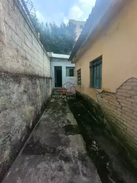 Casa 2 quartos + barracão à venda em Lourdes