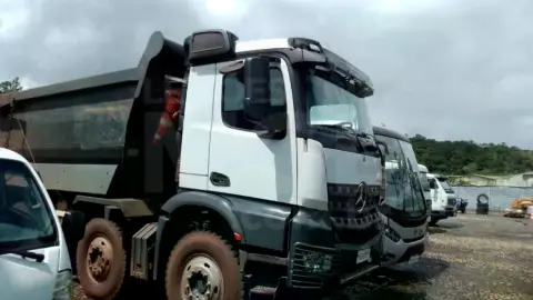 ITAÚNA/MG - CAMINHÃO M.BENZ AROCS 4851 K8X4 BASCULANTE ANO 2021/2021