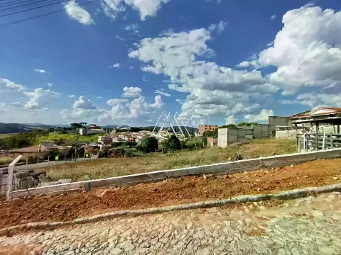 Vendo lote no Vale das Aroeiras de 333m2 de área!