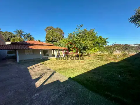 Casa Residencial para Aluguel em Itaúna/MG (3 quartos, 1 suíte) | 240 m2