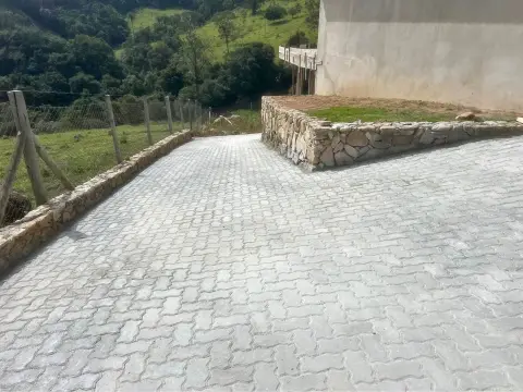 Serviços de pavimentação, muros e calçamento