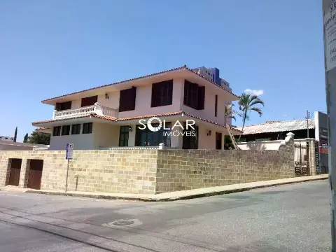 Casa comercial no centro para locação!