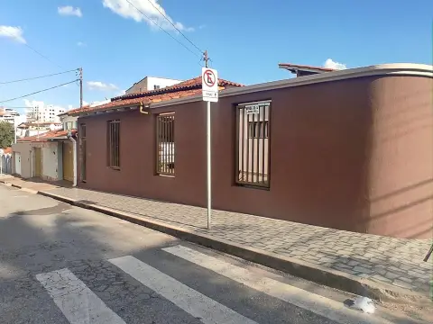 Casa de esquina à venda, 3 quartos, região central