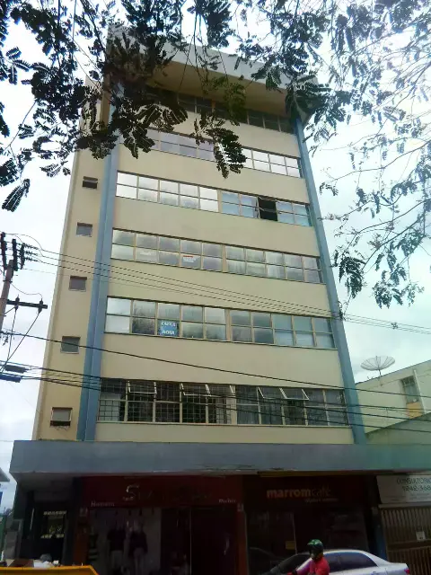 Sala comercial com banheiro para alugar no Centro
