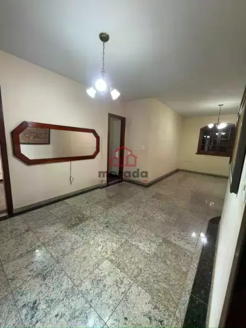 Casa residencial/comercial no Centro de Itaúna-MG (em frente CCAA) — 4 quartos, 1 suíte e 3 vagas