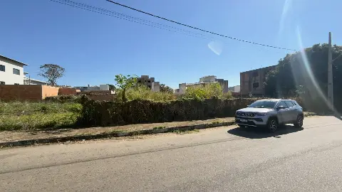 Lote plano de 344 m² à venda no bairro Lourdes