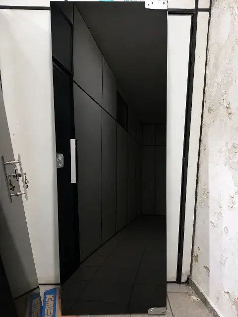 Porta em vidro temperado com puxador e fechadura com chave em aluminio adesivada com insul film