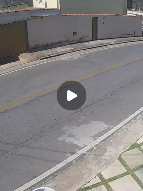 Carro perde controle e quase atinge poste no Santanense