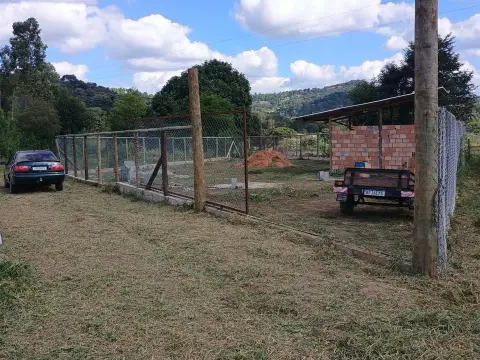 Chácara à venda na Cachoeirinha com cômodo pronto